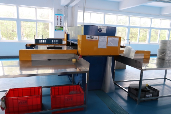 吸塑包(bāo)裝生産(chǎn)車間